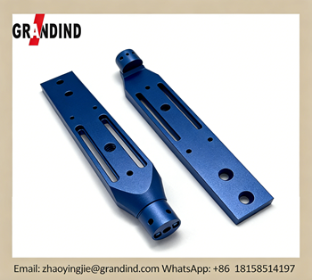 Composant anodisé bleu en aluminium usiné CNC